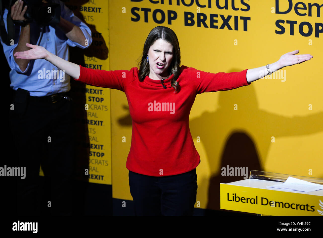 Londra, Regno Unito. 22 Luglio, 2019. Jo Swinson è visto sventolare dopo essere stato eletto come nuovo leader dei democratici liberali.Jo Swinson, MP per East Dunbartonshire, ha conquistato la leadership di elezione 47,997 ricevere voti e sostituisce il Sir Vince il cavo nel ruolo di leadership. Credito: SOPA Immagini limitata/Alamy Live News Foto Stock