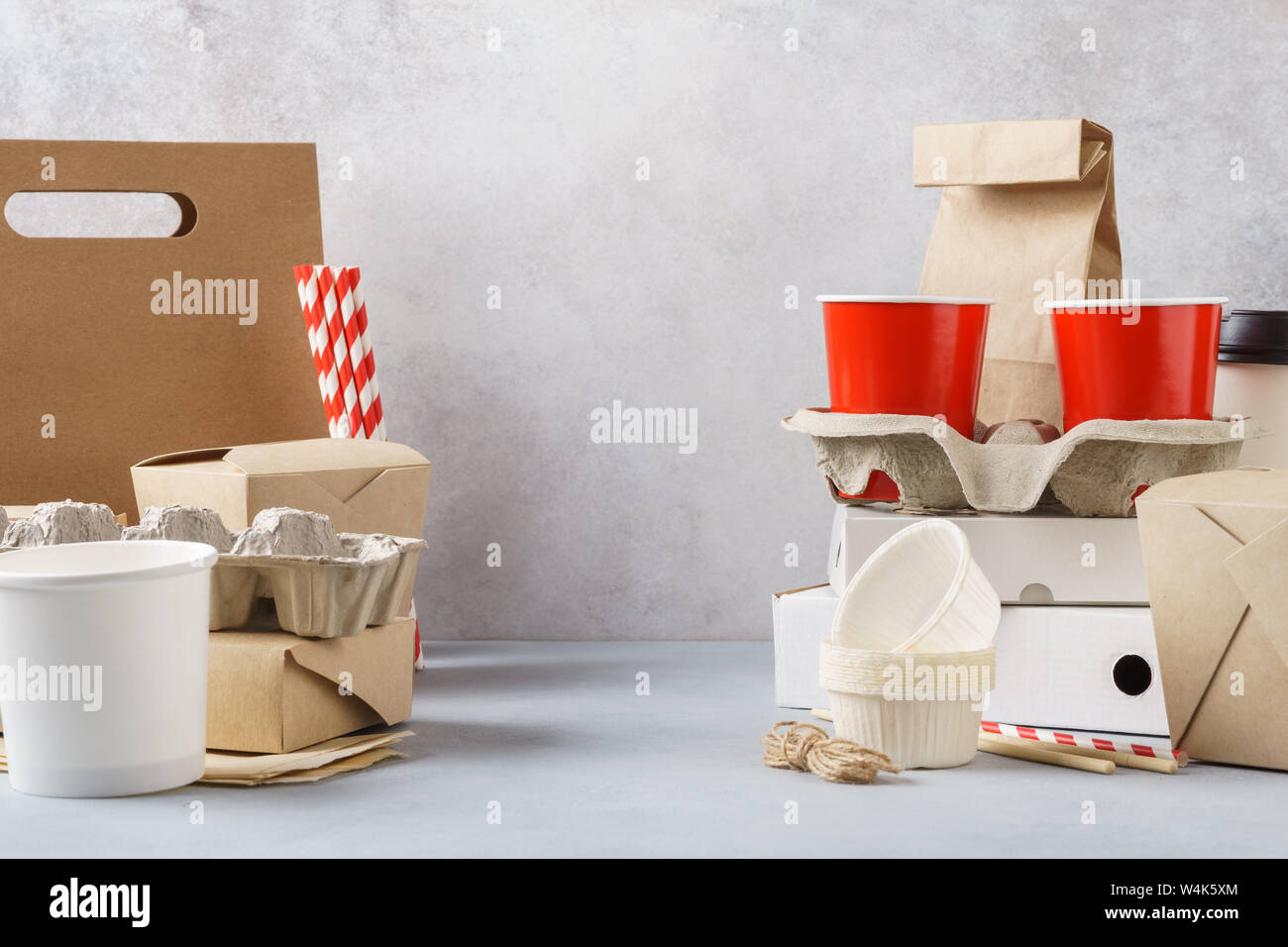 Set di varie confezioni eco-compatibili, monouso Contenitori riciclabili e stoviglie. Rifiuti Zero concetto. Copia dello spazio. Foto Stock