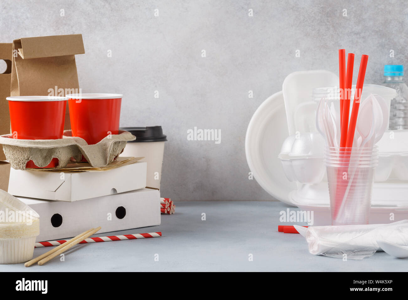 Vari eco-friendly imballaggi di carta, di contenitori di plastica e stoviglie monouso. Il problema di inquinamento ambientale concetto. Copia dello spazio. Foto Stock