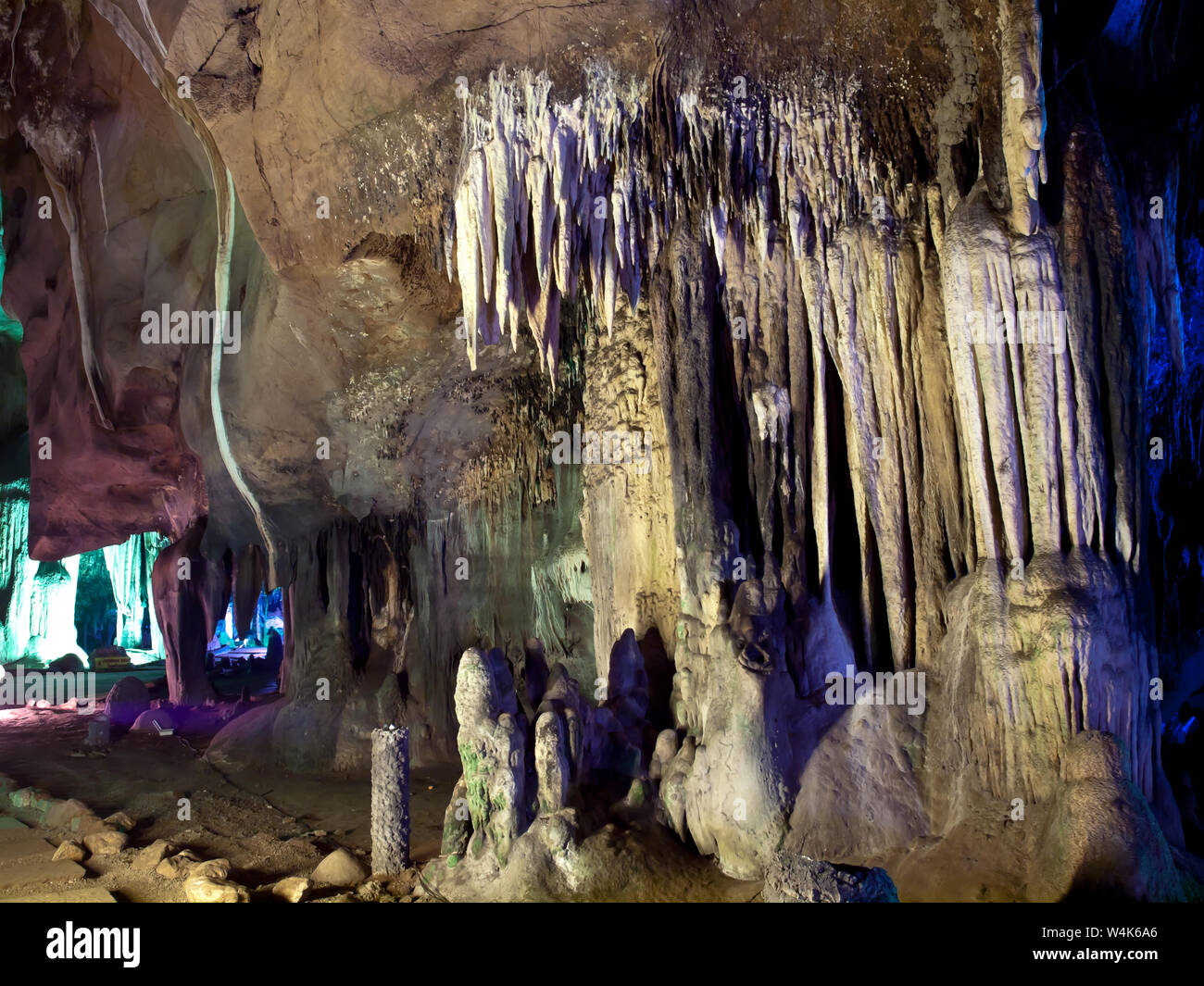 Parete di stalattiti in Tham Khao Bin grotta, Ratchaburi, Thailandia Foto Stock