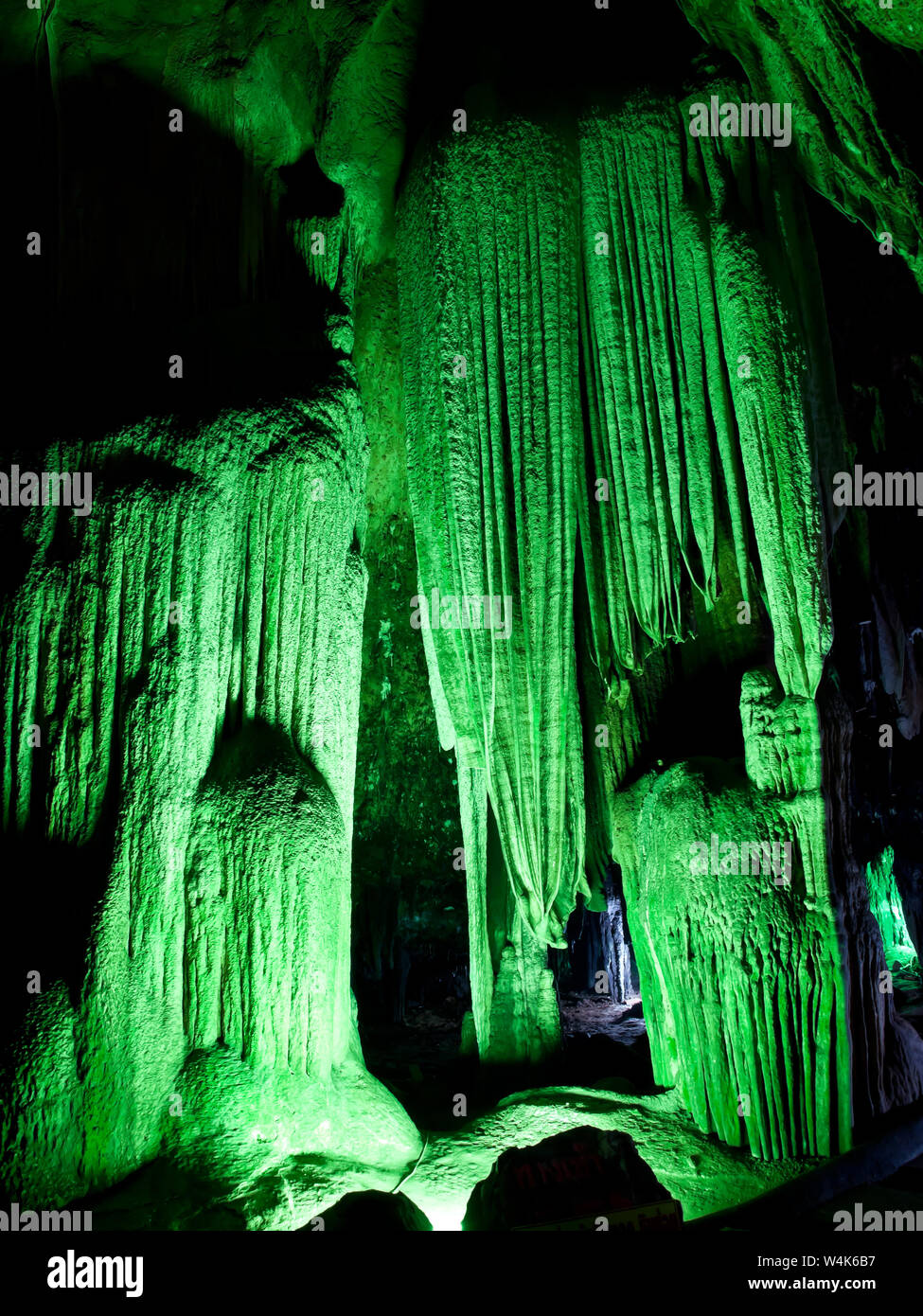 Parete di stalattiti illuminate con luce di colore in Tham Khao Bin grotta, Ratchaburi, Thailandia Foto Stock