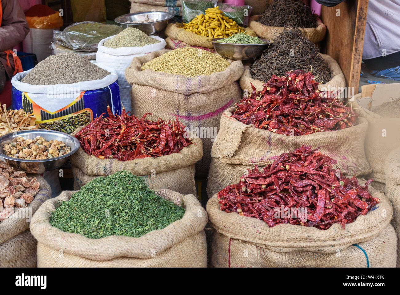 Sacchi e sacchetti con spezie, semi, radici per la vendita al mercato locale in Bikaner. Il Rajasthan. India Foto Stock