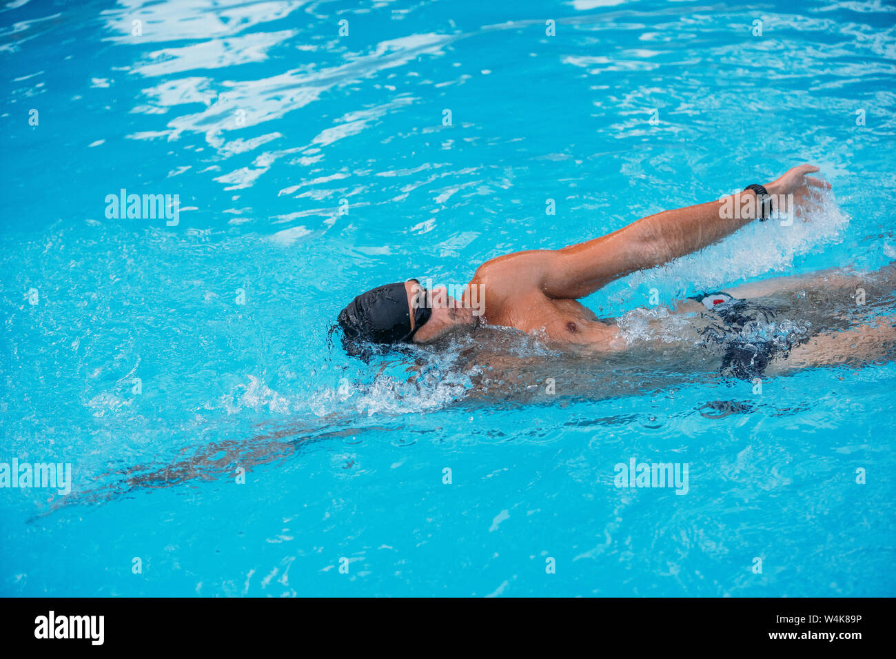 Atletica Giovane uomo nuoto sul dorso di stile. Il nuoto della concorrenza. Foto Stock