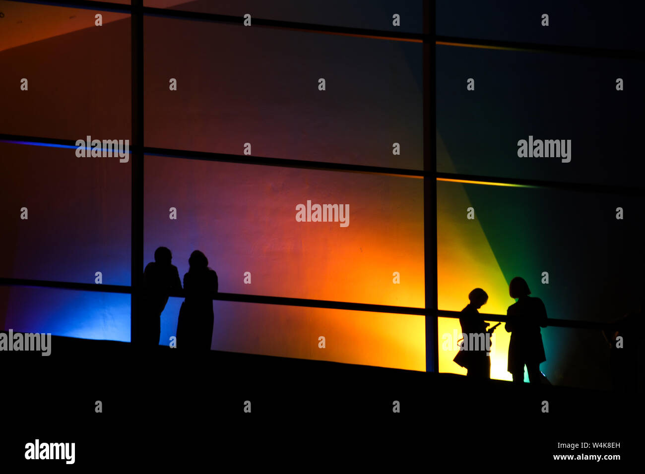 Orange Sky Blue - luce arte da Ann Veronica Janssens attraverso la finestra di il Kiasma museo di arte contemporanea di Helsinki, Finlandia Foto Stock