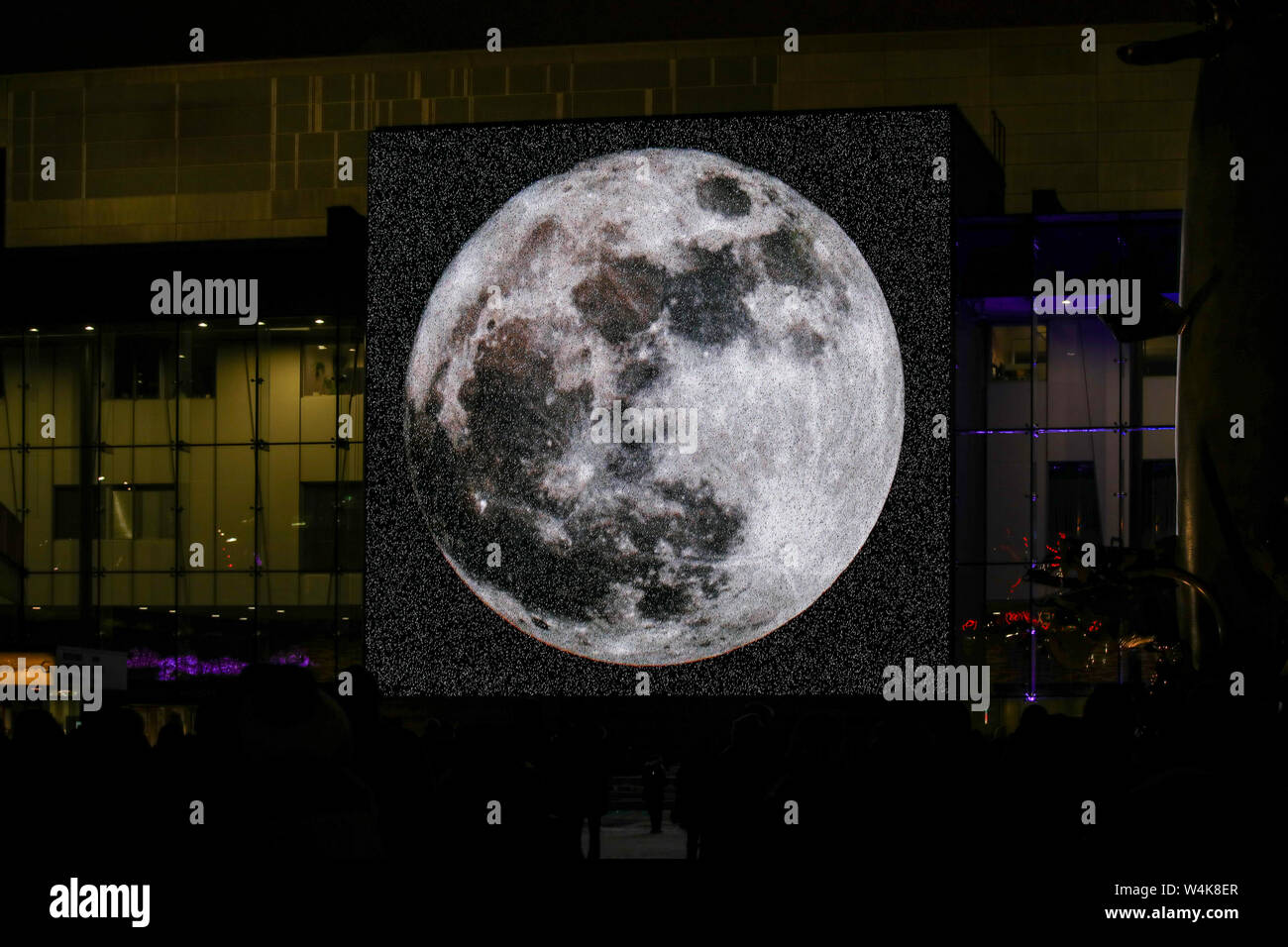 Moonlight, video arte da Marco Brianza, schermatura davanti a Helsinki Music Center Foto Stock