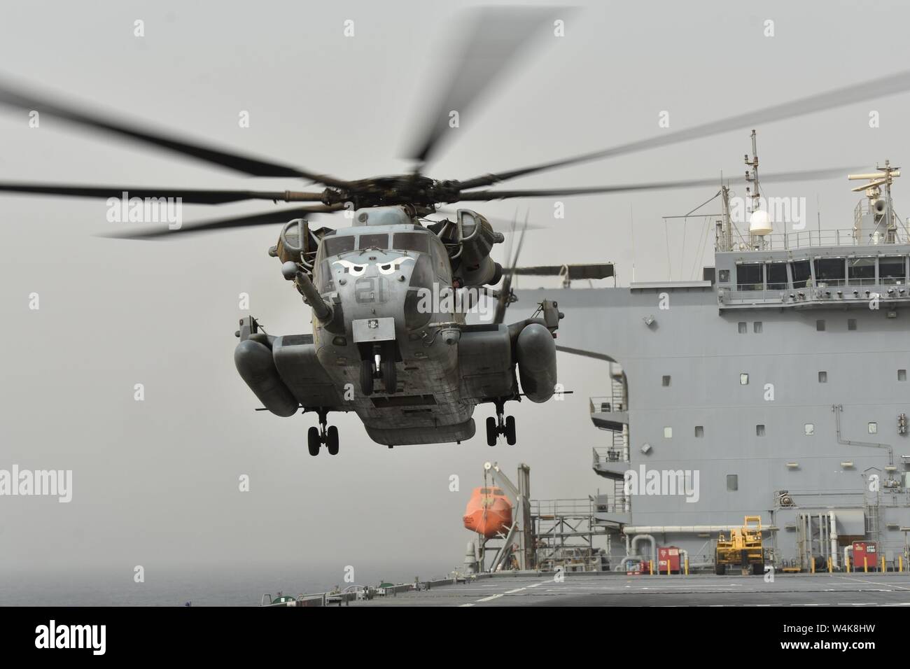 Golfo di Aden (Luglio 2, 2019) UN CH-53E Super Stallion con xi Marine Expeditionary Unit (MEU) decolla durante le operazioni di volo a bordo della USS Lewis B. estrattore (ESB 3). Il mare expeditionary piattaforma di base supporta Naval Amphibious vigore, Task Force 51/5th Marine Expeditionary Brigade diverse missioni che includono la risposta alle crisi, airborne miniera contromisure contro la pirateria operazioni, le operazioni di sicurezza marittima e di aiuti umanitari/Disaster Relief missioni pur consentendo TF 51/5 per estendere la sua presenza expeditionary in tutto il mondo più regioni di volatili. (U.S. Foto di Marina con marinaio Jamesha Foto Stock