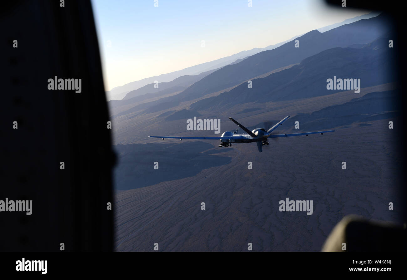 Un MQ-9 Reaper, pilotato da terra mediante il Mag. Stevo, MQ-9 istruttore pilota, vola sopra la prova del Nevada e campo di addestramento, luglio 15, 2019. Avieri di stanza a Creech Air Force Base di sostegno locale missioni di formazione e long-range delle missioni di combattimento in varie aree di responsabilità 24/7/365. (U.S. Air Force foto di Senior Airman Haley Stevens) Foto Stock