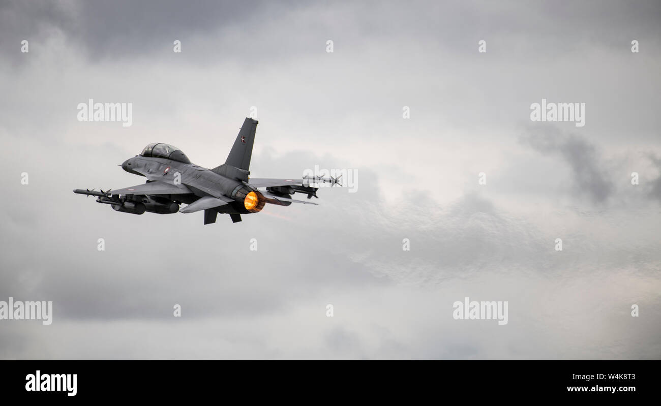 Un danese Air Force General Dynamics F-16AM e BM Fighting Falcon vola passato il pubblico durante la NATO il settantesimo anniversario Flypast al 2019 Royal International Air Tattoo a RAF Fairford, Inghilterra, 20 luglio 2019. Quest'anno, RIAT commemorato in occasione del settantesimo anniversario della NATO e ha messo in evidenza gli Stati Uniti' impegno duraturo per i suoi alleati europei. (U.S. Air Force foto di Airman 1. Classe Jennifer Zima) Foto Stock
