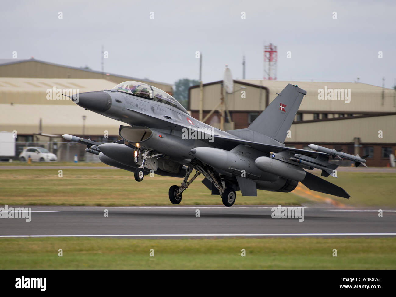 Un danese Air Force General Dynamics F-16AM e BM Fighting Falcon decolla dalla pista al 2019 Royal International Air Tattoo a RAF Fairford, Inghilterra, 20 luglio 2019. Quest'anno, RIAT commemorato in occasione del settantesimo anniversario della NATO e ha messo in evidenza gli Stati Uniti' impegno duraturo per i suoi alleati europei. (U.S. Air Force foto di Airman 1. Classe Jennifer Zima) Foto Stock