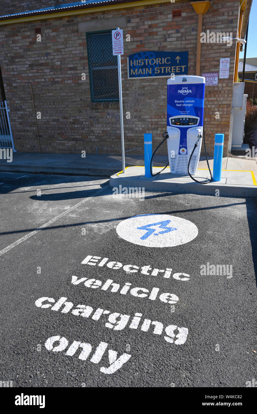 NRMA veicolo elettrico caricabatteria rapido dietro il municipio storico di Glen Innes nel nord del New South Wales, Australia Foto Stock