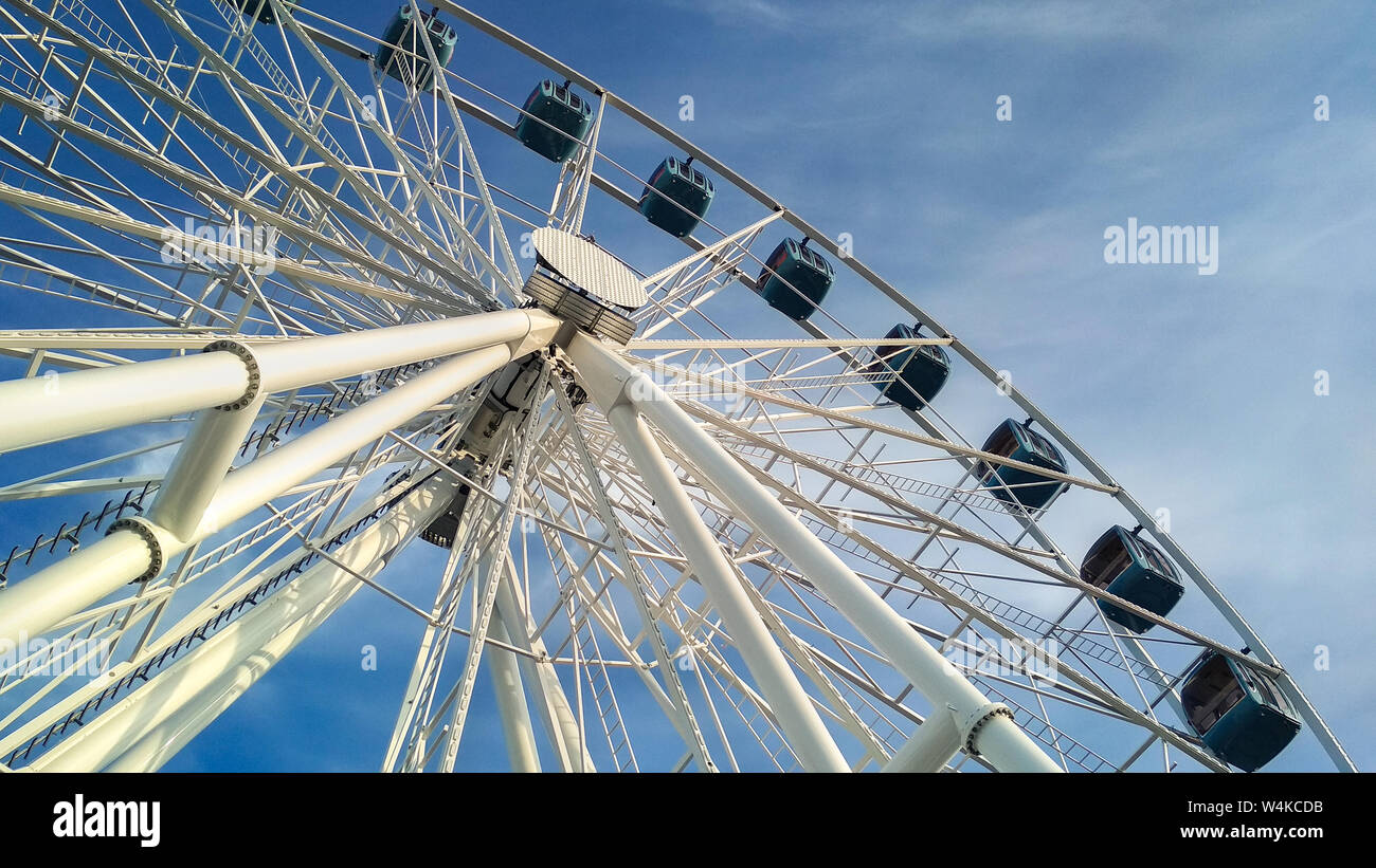 Ruota panoramica sul tetto del centro commerciale a Tallinn in Estonia con cielo chiaro Foto Stock