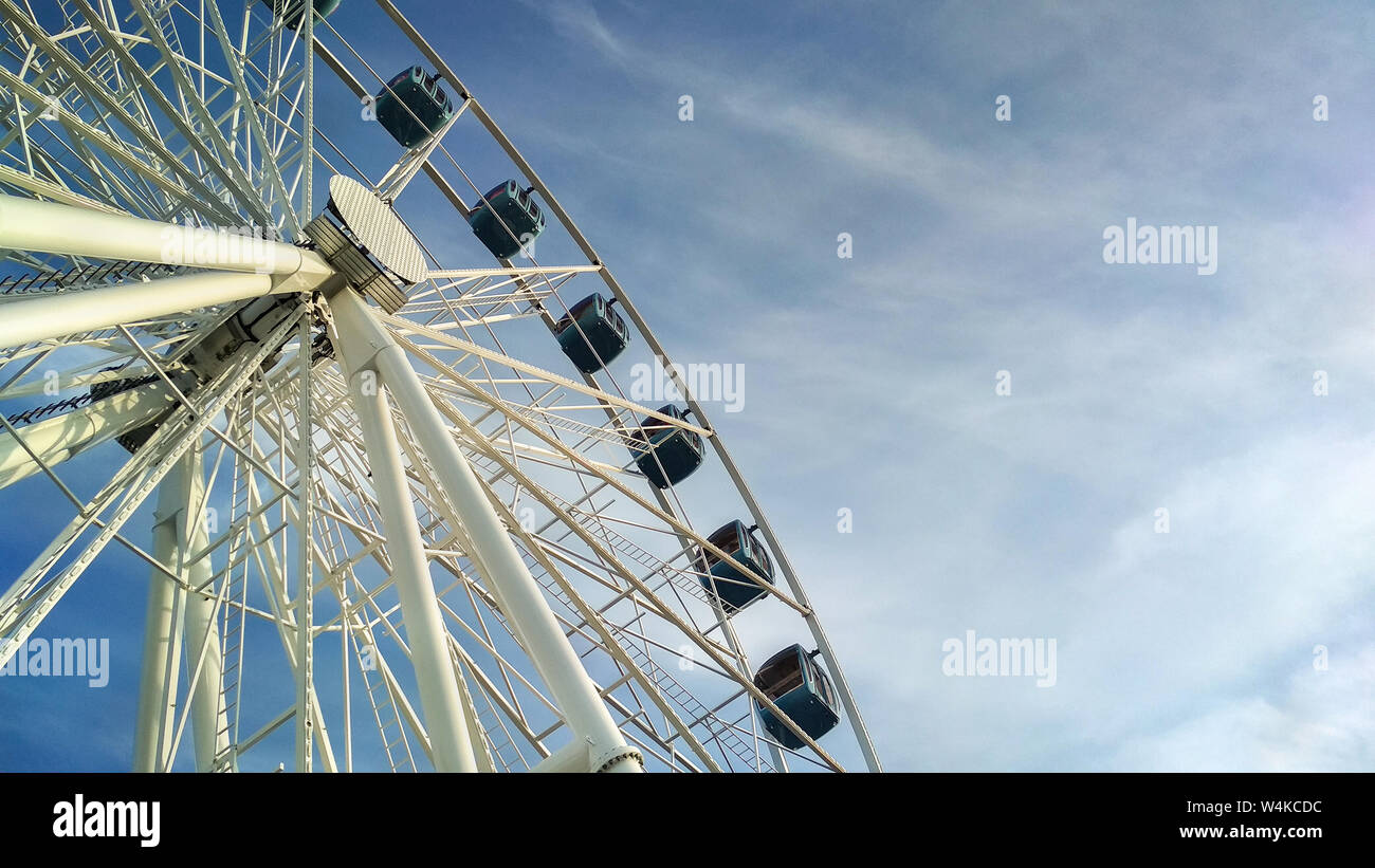 Ruota panoramica sul tetto del centro commerciale a Tallinn in Estonia con cielo chiaro Foto Stock