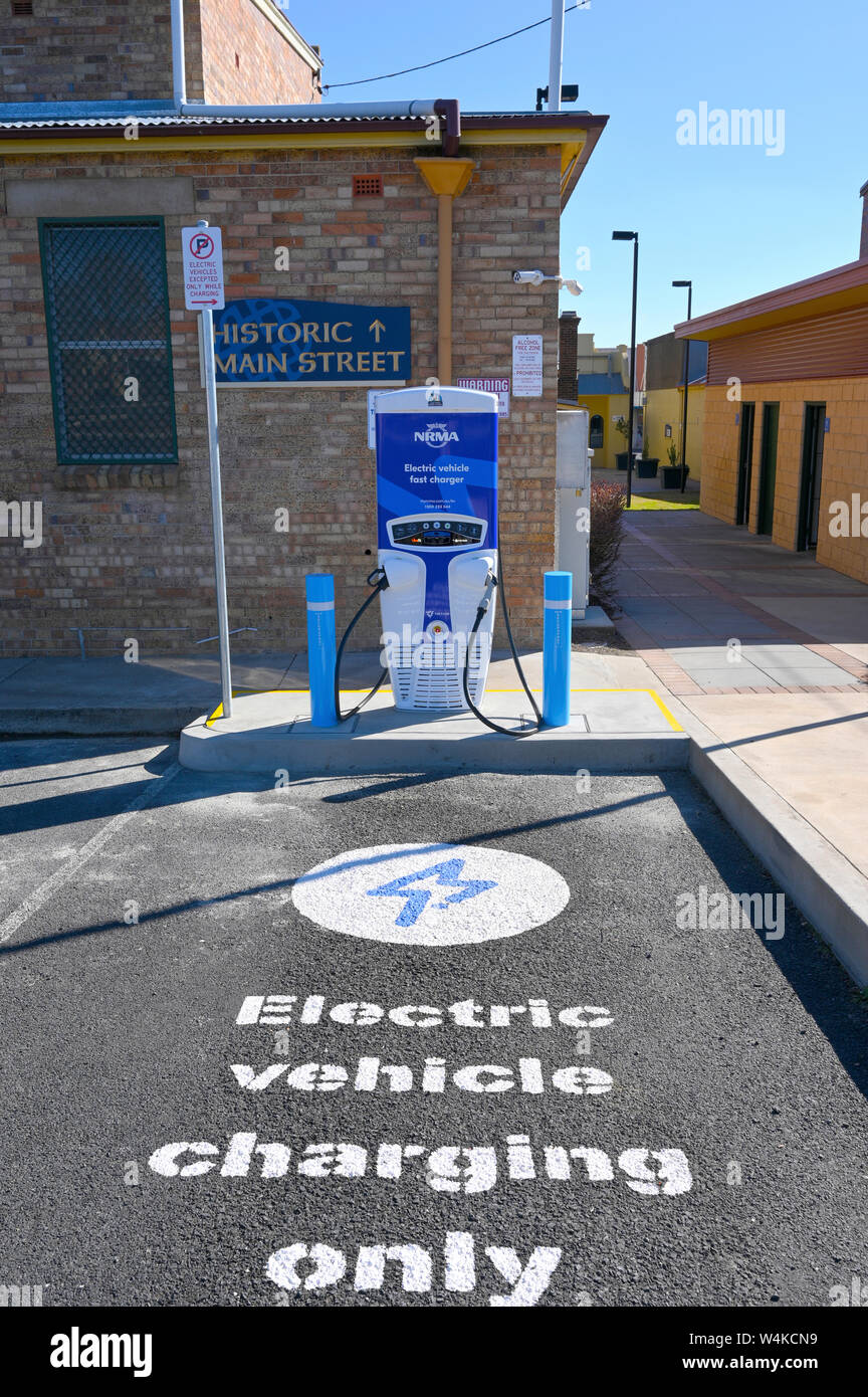 NRMA veicolo elettrico caricabatteria rapido dietro il municipio storico di Glen Innes nel nord del New South Wales, Australia Foto Stock