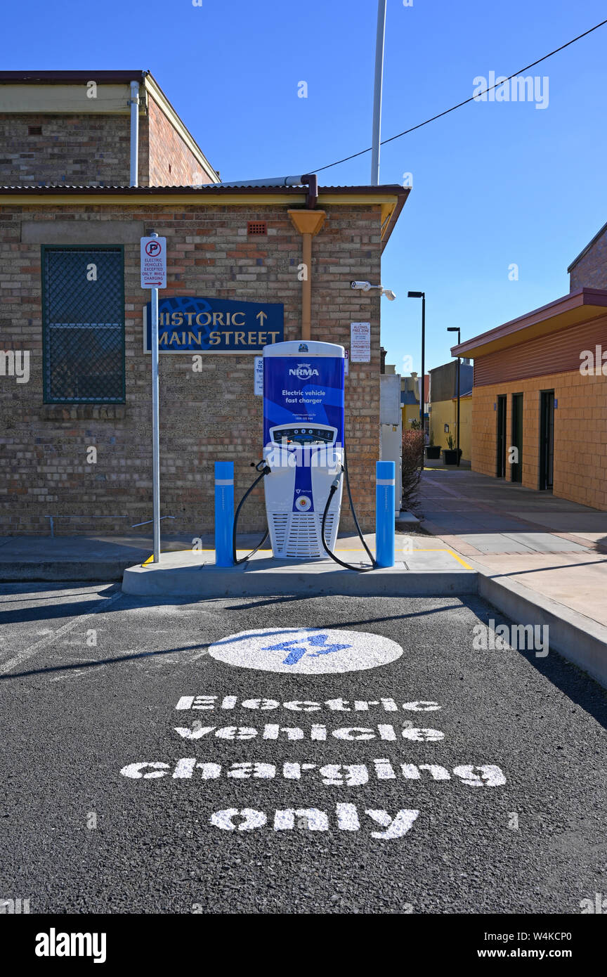 NRMA veicolo elettrico caricabatteria rapido dietro il municipio storico di Glen Innes nel nord del New South Wales, Australia Foto Stock