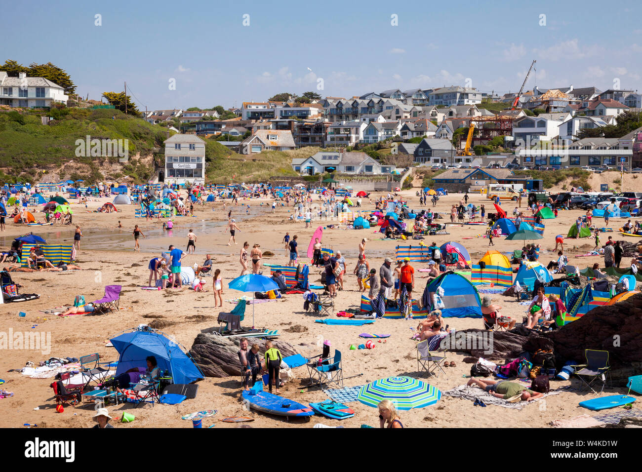 Polzeath, Cornwall. Il 23 luglio 2019. Vacanzieri godere l'ondata di caldo in un caldo e assolato pomeriggio su Polzeath Beach sulla North Cornwall dalla costa atlantica, Foto Stock