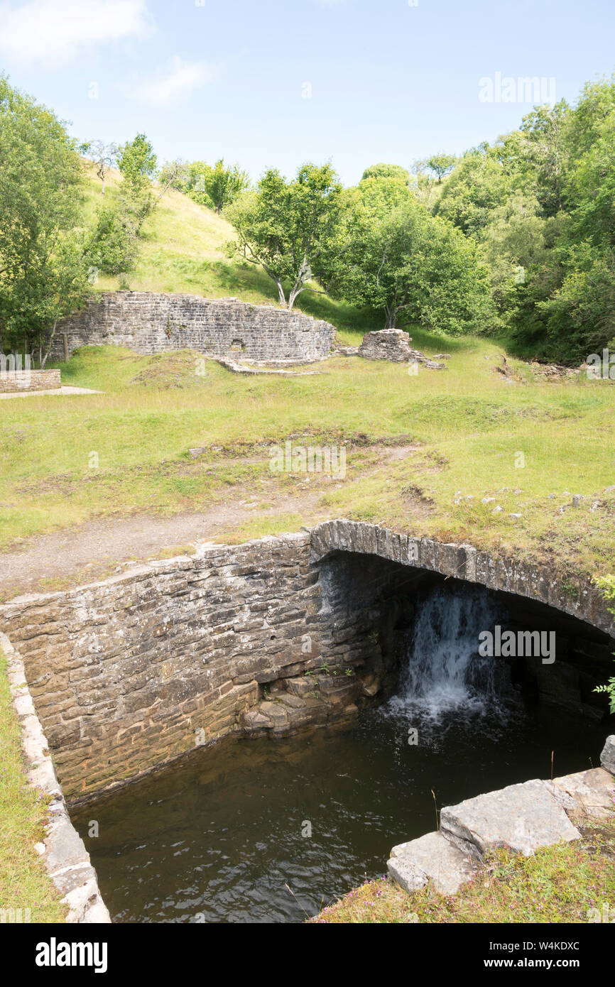 Un appartamento ponte di arco tra i resti della Bassa Slitt miniera di piombo sopra Westgate in Weardale, Co. Durham, England, Regno Unito Foto Stock