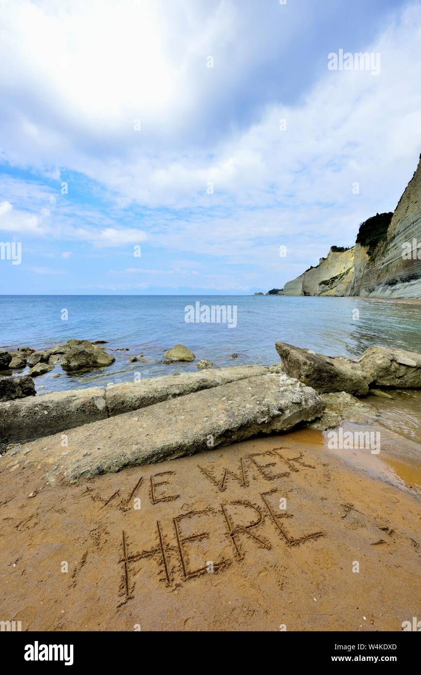 Siamo stati qui,disegnato sulla spiaggia sabbiosa,,Loggas Beach,Perulades,Corfù, Grecia Foto Stock