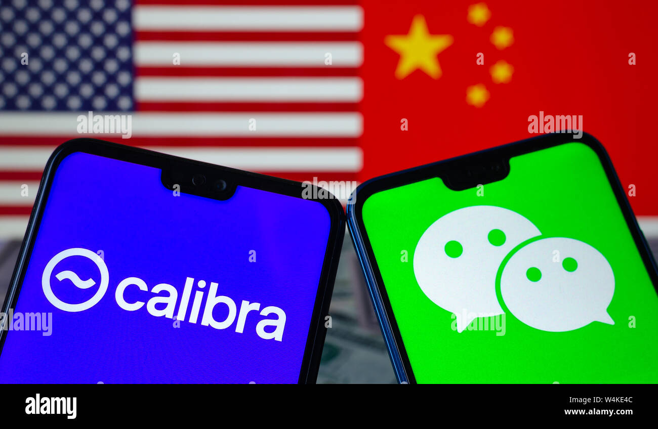 Facebook Calibra e loghi WeChat sullo smartphone e sfocato bandiere degli Stati Uniti e della Cina sullo sfondo. Foto concettuale. Foto Stock