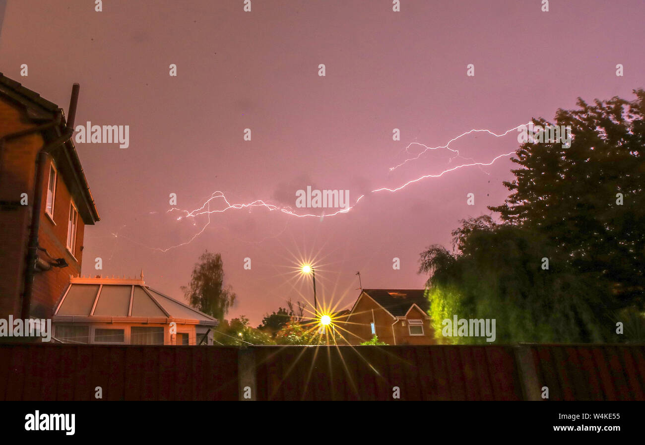 Il fulmine colpisce come un temporale passa sopra le case di Lee Park, Liverpool, Merseyside. Il Regno Unito è previsto a bordo verso il suo sempre più calda giornata di luglio con il mercurio a causa di elevarsi al di sopra di 30C (86F). Foto Stock