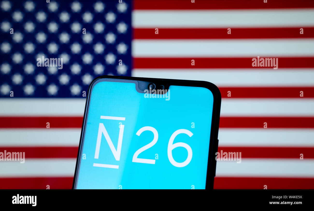 N26 app banca avvia schermo sul display dello smartphone con la bandiera statunitense sullo sfondo. Foto concettuale per la banca digitale di entrare sul mercato americano. Foto Stock
