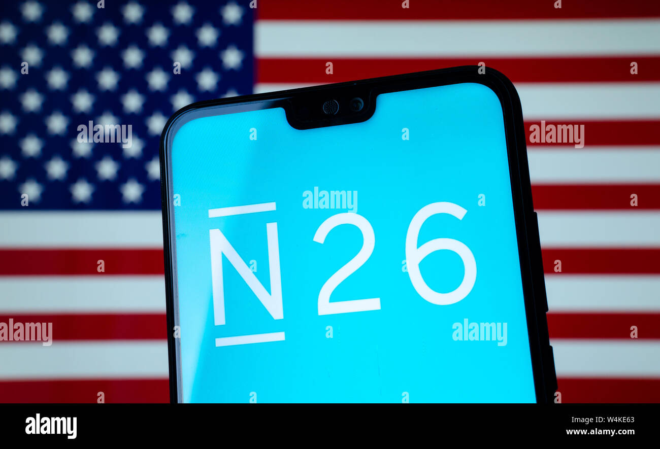 N26 app banca avvia schermo sul display dello smartphone con la bandiera statunitense sullo sfondo. Foto concettuale per la banca digitale di entrare sul mercato americano. Foto Stock