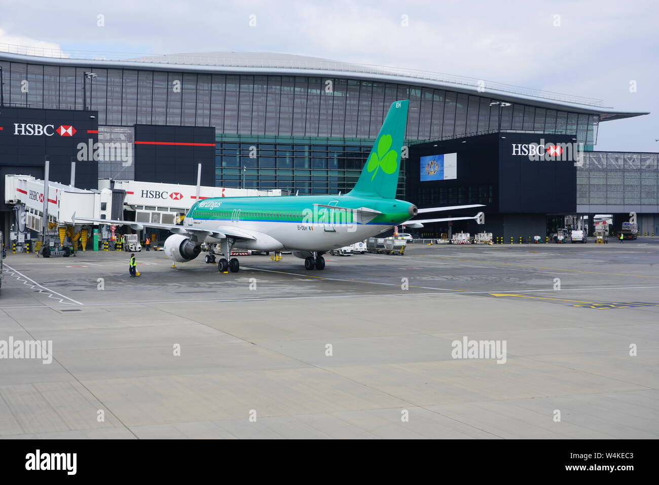 HEATHROW, INGHILTERRA -3 APR 2019- vista di un Airbus A320 aereo dalla compagnia aerea irlandese Aer Lingus (EI) con un shamrock sulla sua coda a Londra Heathrow Airpo Foto Stock