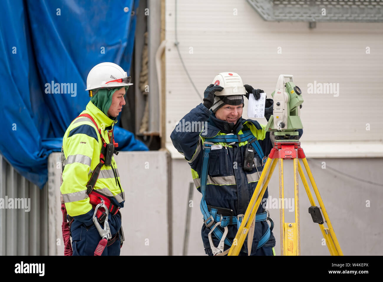 Tobolsk, Russia - 29 Maggio. 2018: società Sibur. Costruzione di impianti sulla lavorazione degli idrocarburi. Geometra builder lavoratore con teodolite eq di transito Foto Stock