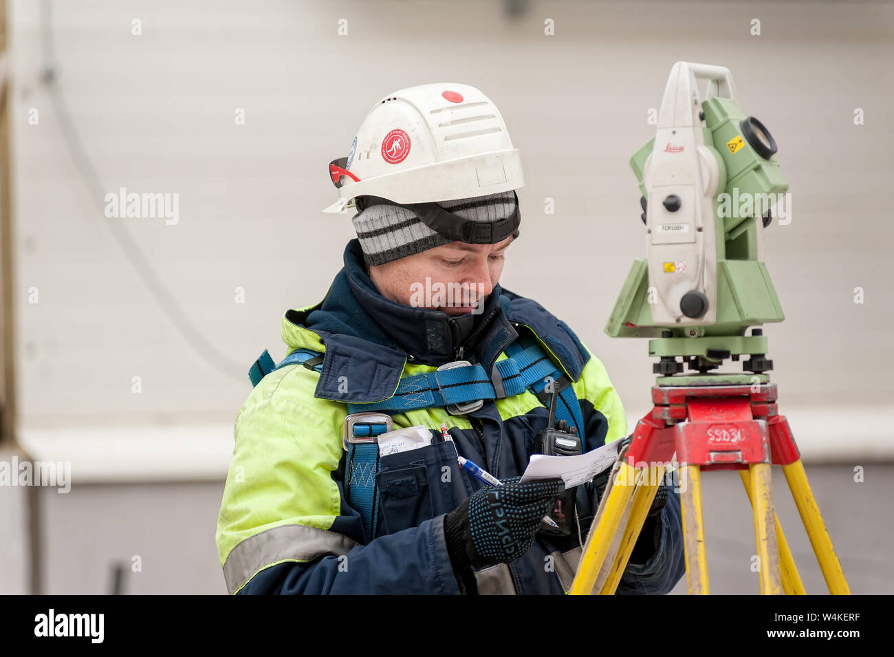 Tobolsk, Russia - 29 Maggio. 2018: società Sibur. Costruzione di impianti sulla lavorazione degli idrocarburi. Geometra builder lavoratore con teodolite eq di transito Foto Stock