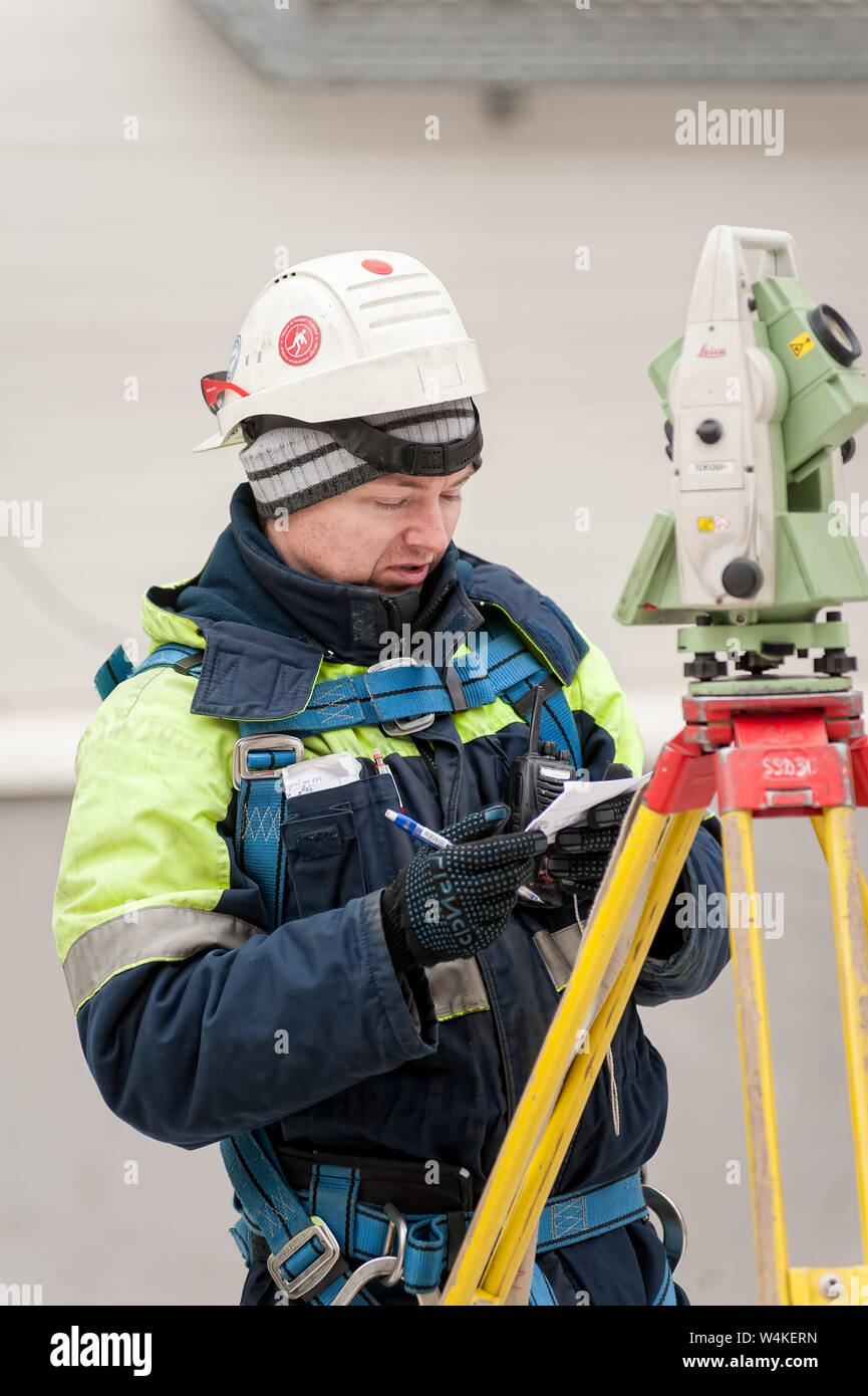 Tobolsk, Russia - 29 Maggio. 2018: società Sibur. Costruzione di impianti sulla lavorazione degli idrocarburi. Geometra builder lavoratore con teodolite eq di transito Foto Stock