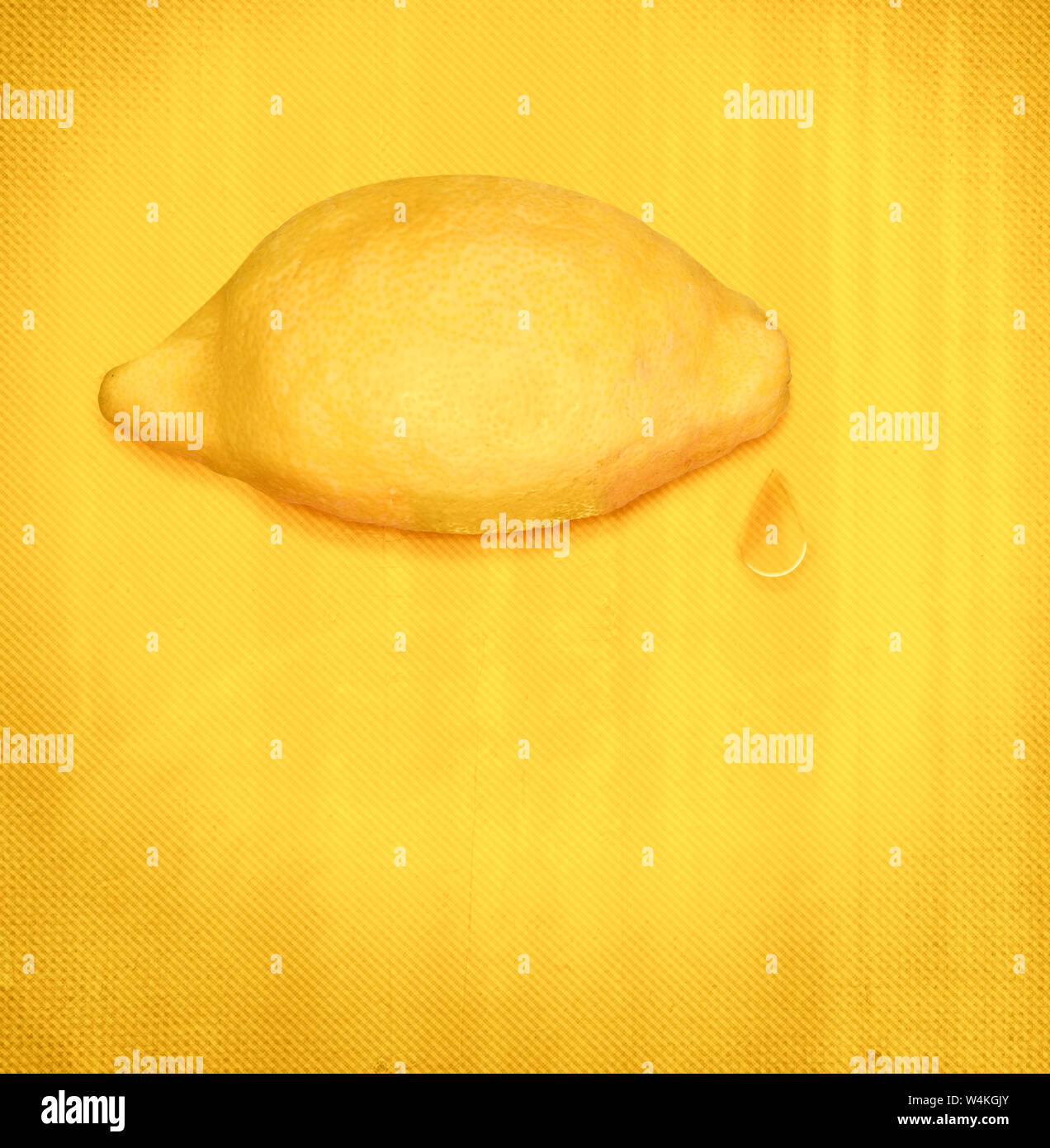 Le amare lacrime, limone con goccia di succo, concetto. Foto Stock