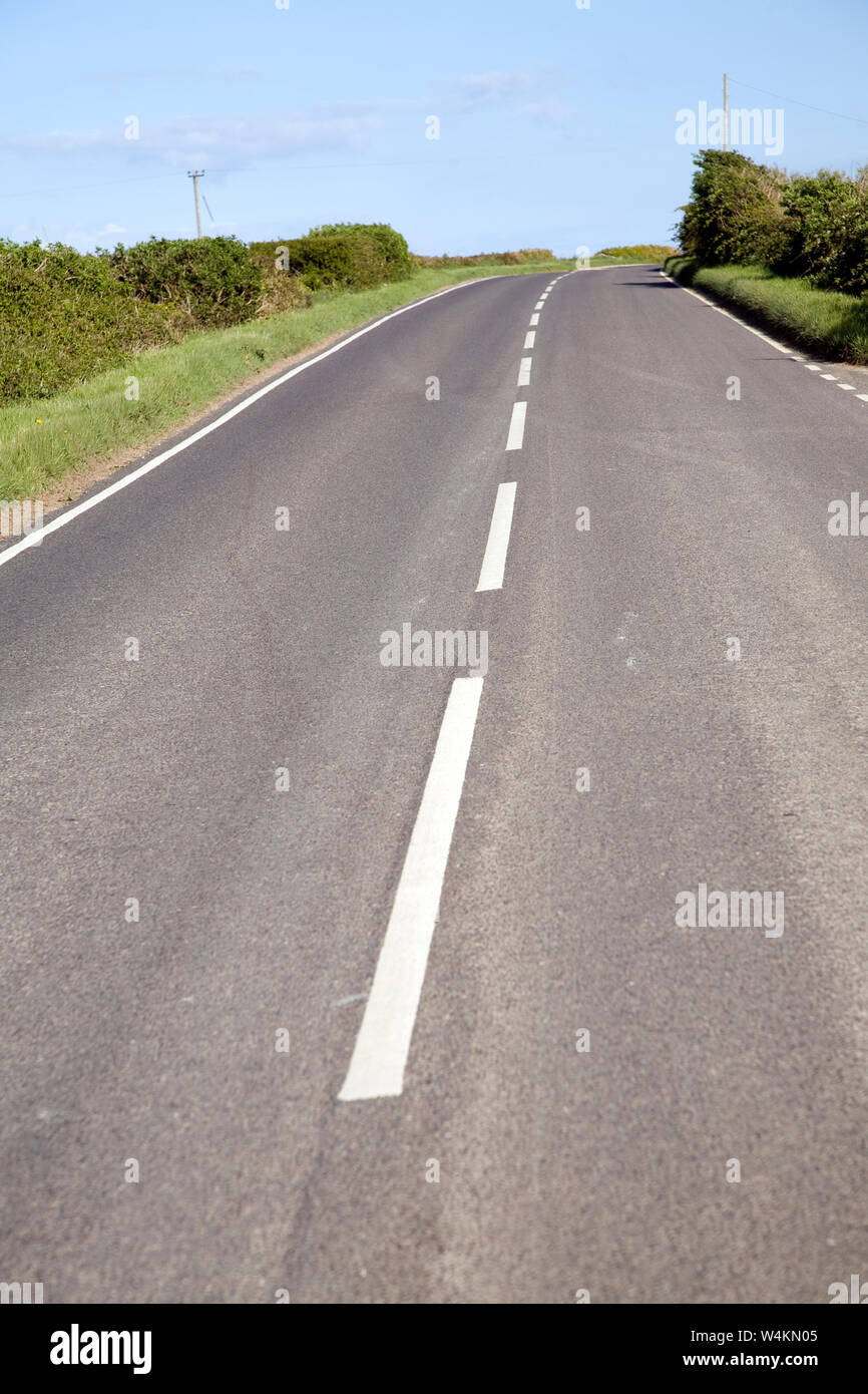 Svuotare la strada principale con righe bianche Foto Stock