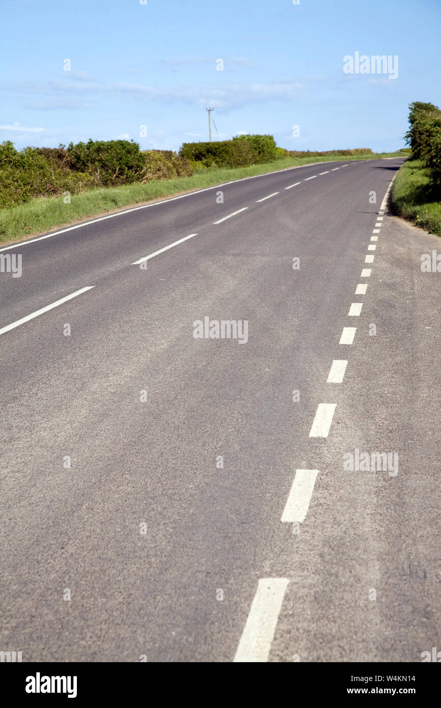 Svuotare la strada principale con righe bianche Foto Stock