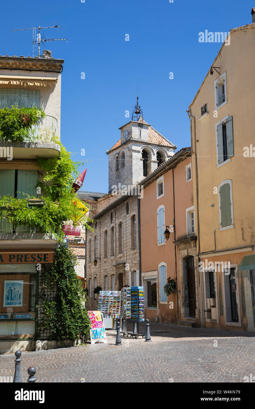 Rue de l'Eglise e vista della cattedrale, Saint-Paul-Trois-Chateaux, dipartimento Drome, Auvergne-Rhone-Alpes, Provence, Francia Foto Stock