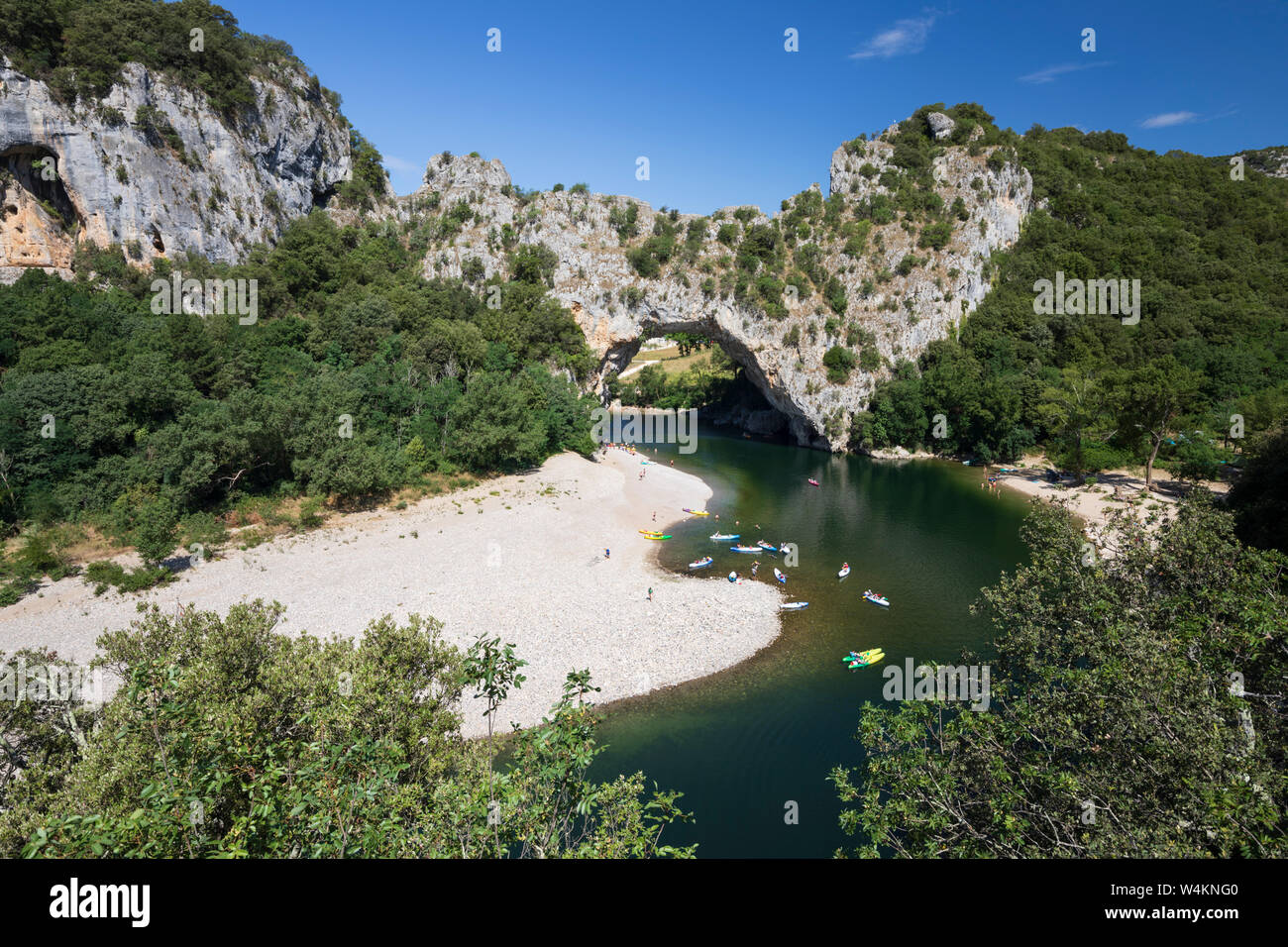 Vista del fiume Ardèche e Pont d'Arc nelle Gorges de l'Ardèche, Vallon-Pont-d'Arc, Auvergne-Rhone-Alpes, Provence, Francia Foto Stock