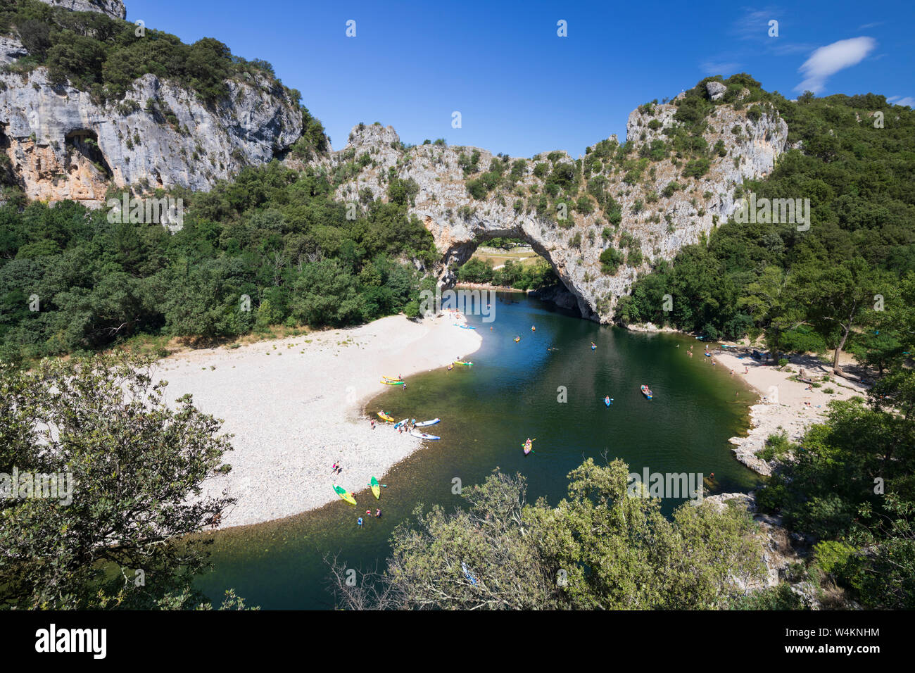 Vista del fiume Ardèche e Pont d'Arc nelle Gorges de l'Ardèche, Vallon-Pont-d'Arc, Auvergne-Rhone-Alpes, Provence, Francia Foto Stock