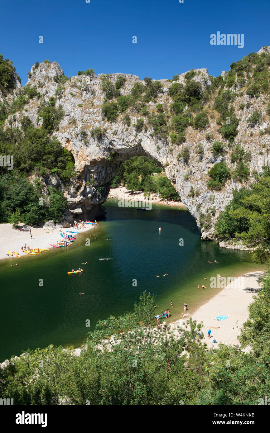 Vista del fiume Ardèche e Pont d'Arc nelle Gorges de l'Ardèche, Vallon-Pont-d'Arc, Auvergne-Rhone-Alpes, Provence, Francia Foto Stock