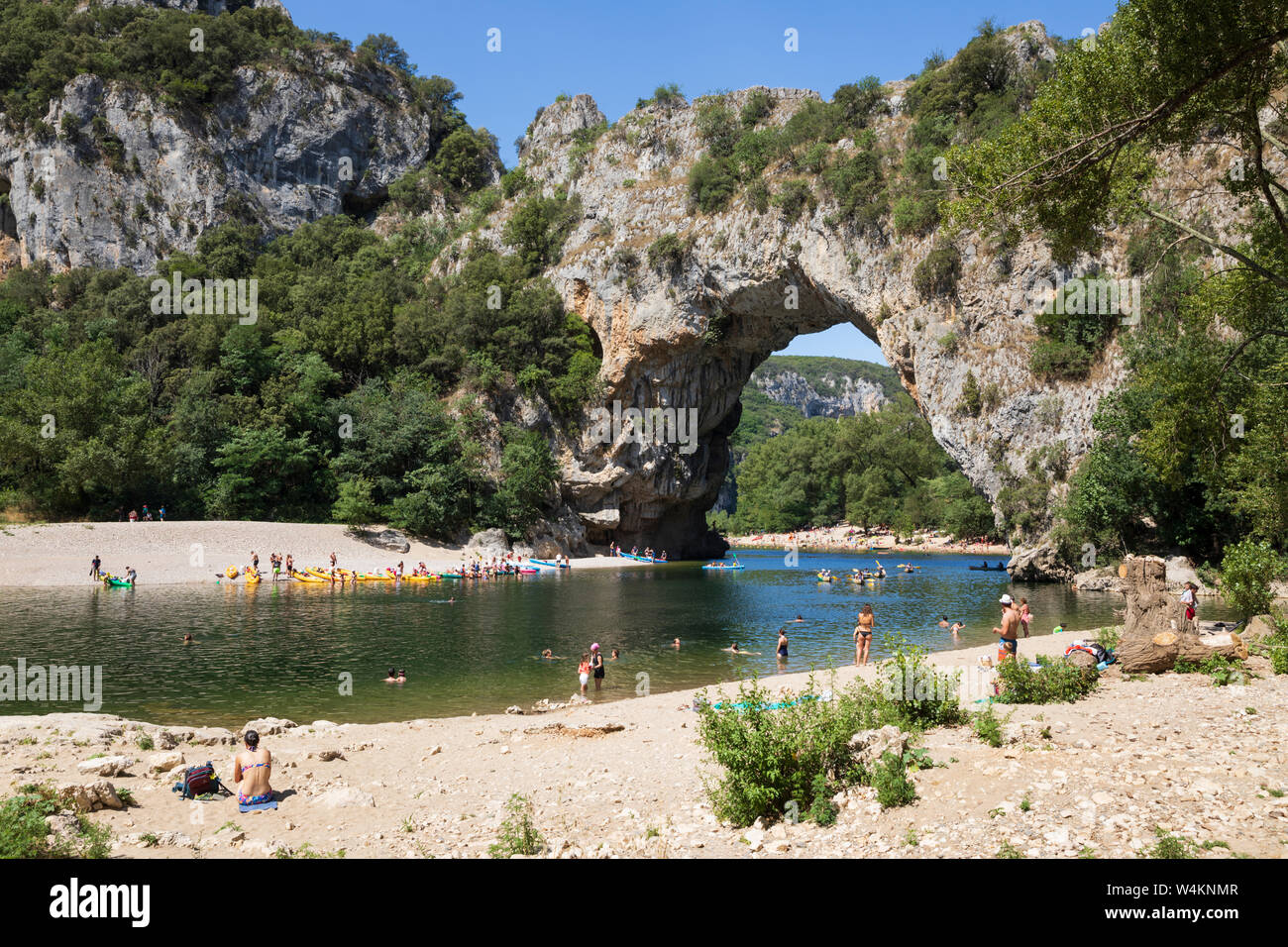 Vista del fiume Ardèche e Pont d'Arc nelle Gorges de l'Ardèche, Vallon-Pont-d'Arc, Auvergne-Rhone-Alpes, Provence, Francia Foto Stock