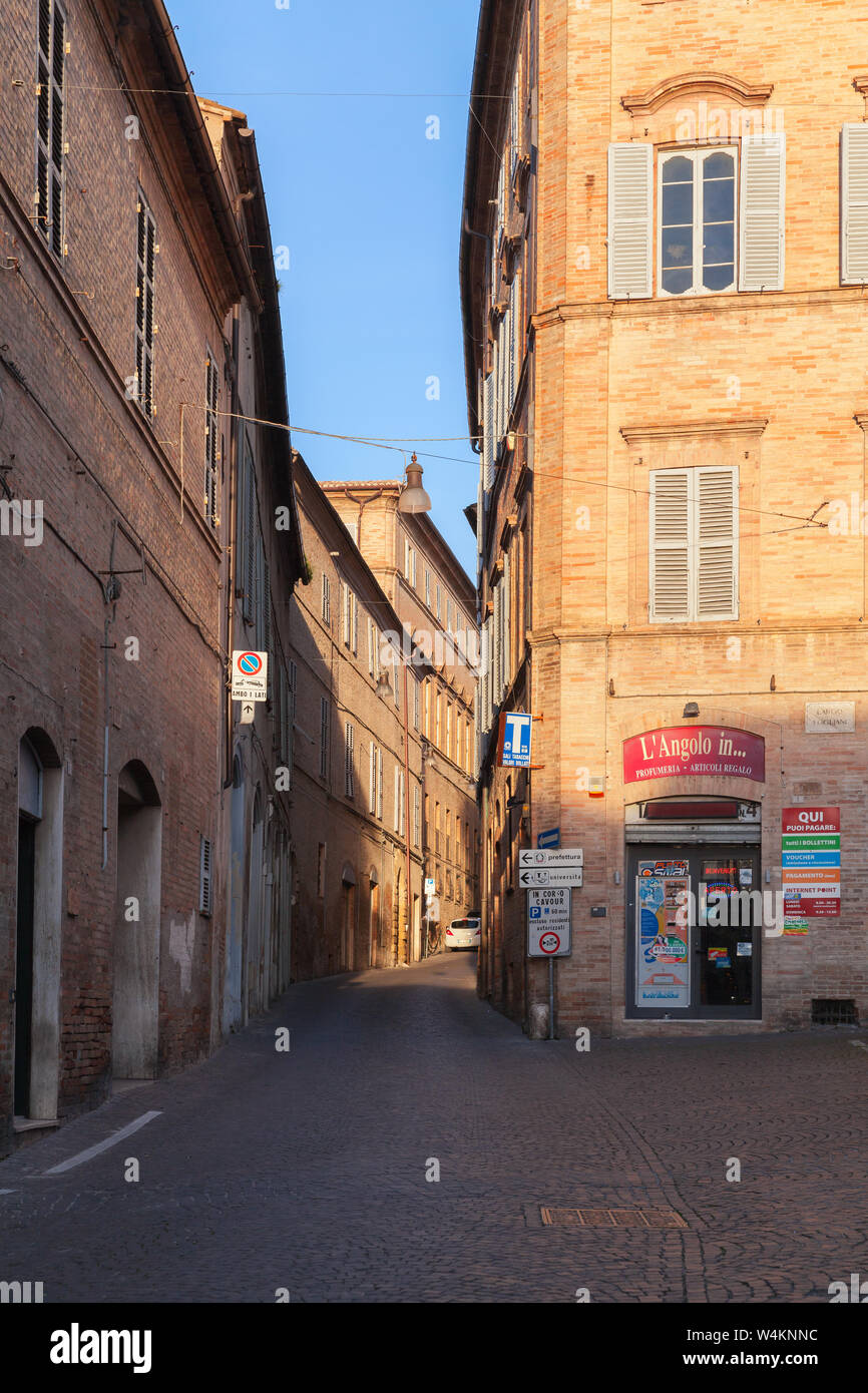Fermo, Italia - 8 Febbraio 2016: prospettiva verticale street view di Fermo città con vecchie case di soggiorno e un piccolo negozio Foto Stock