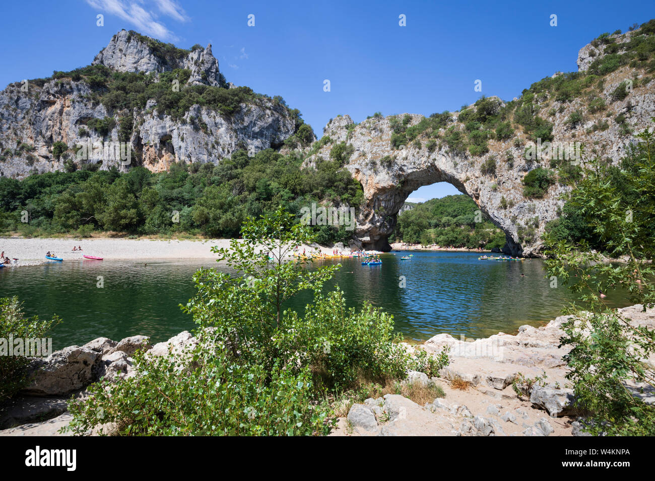 Vista del fiume Ardèche e Pont d'Arc nelle Gorges de l'Ardèche, Vallon-Pont-d'Arc, Auvergne-Rhone-Alpes, Provence, Francia Foto Stock
