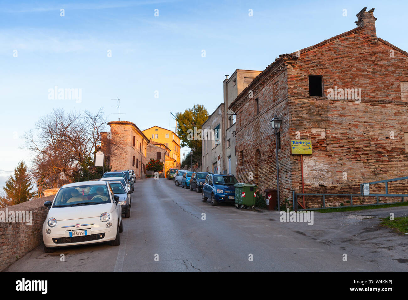 Fermo, Italia - 8 Febbraio 2016: Street view con vecchie case di Fermo, città italiana Foto Stock