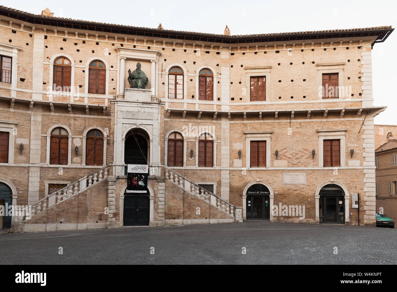 Fermo, Italia - 8 Febbraio 2016: Fermo Museo facciata, Piazza del Popolo Foto Stock