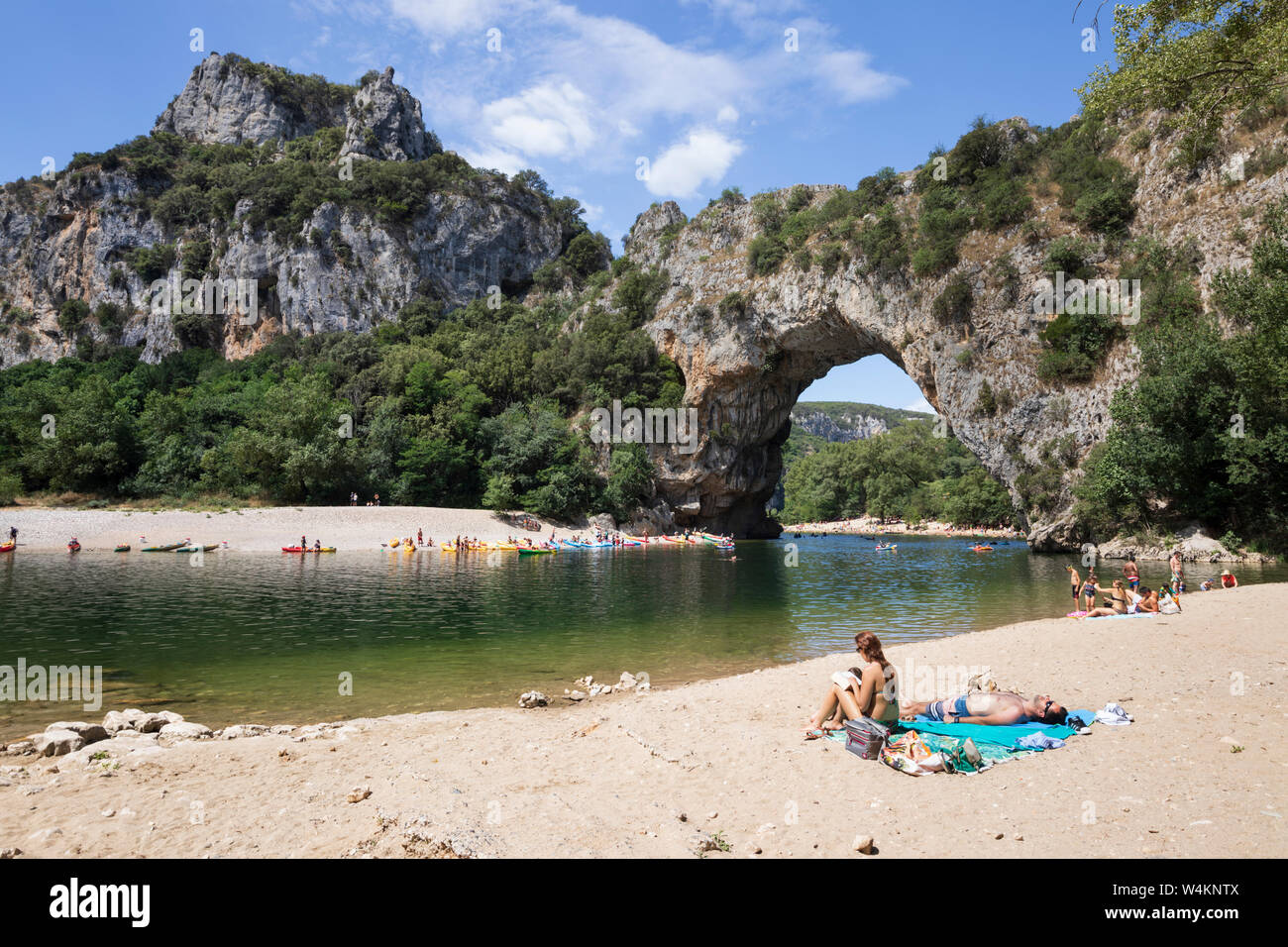 Vista del fiume Ardèche e Pont d'Arc nelle Gorges de l'Ardèche, Vallon-Pont-d'Arc, Auvergne-Rhone-Alpes, Provence, Francia Foto Stock