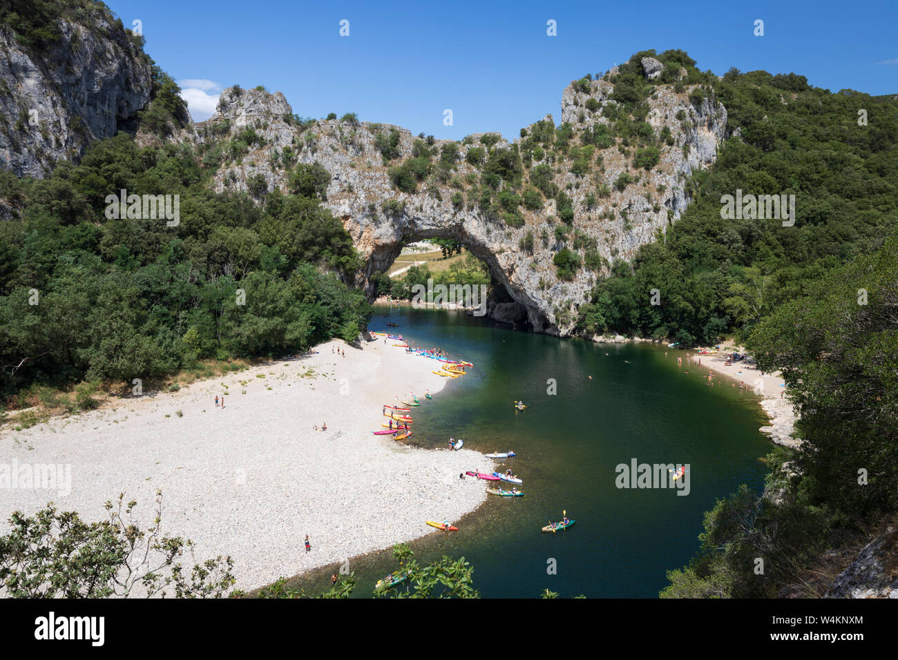 Vista del fiume Ardèche e Pont d'Arc nelle Gorges de l'Ardèche, Vallon-Pont-d'Arc, Auvergne-Rhone-Alpes, Provence, Francia Foto Stock