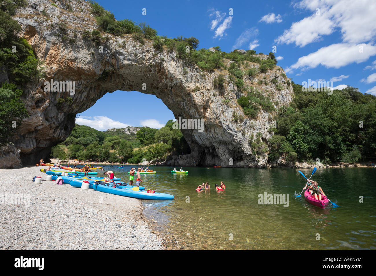 Vista del fiume Ardèche e Pont d'Arc nelle Gorges de l'Ardèche, Vallon-Pont-d'Arc, Auvergne-Rhone-Alpes, Provence, Francia Foto Stock