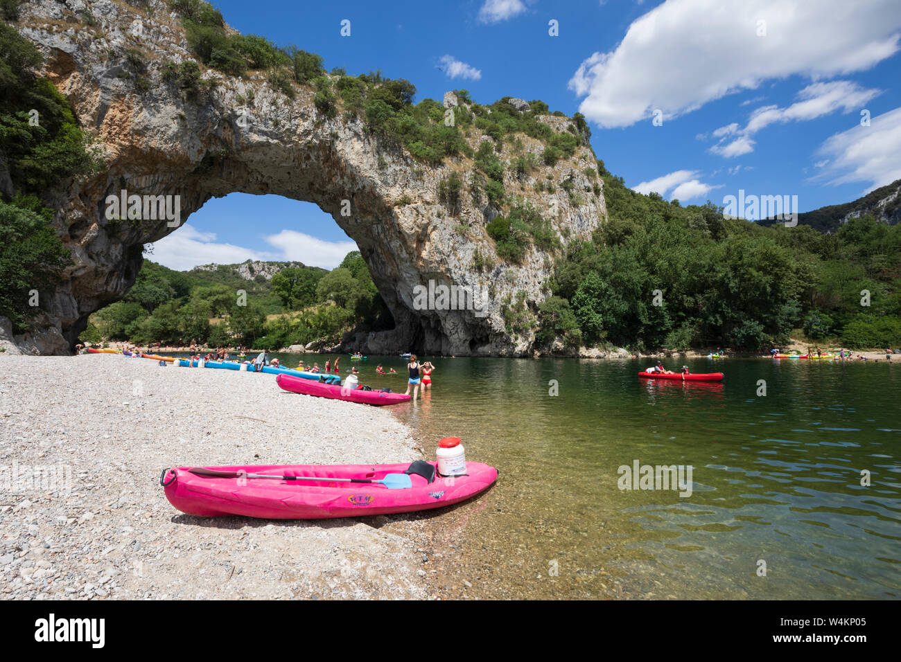 Vista del fiume Ardèche e Pont d'Arc nelle Gorges de l'Ardèche, Vallon-Pont-d'Arc, Auvergne-Rhone-Alpes, Provence, Francia Foto Stock