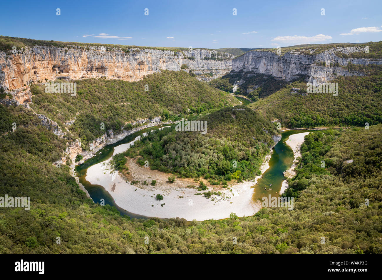 Vista del Cirque de la Madeleine e Lanca del fiume Ardèche nelle Gorges de l'Ardèche da Balcon Templiers Est Foto Stock