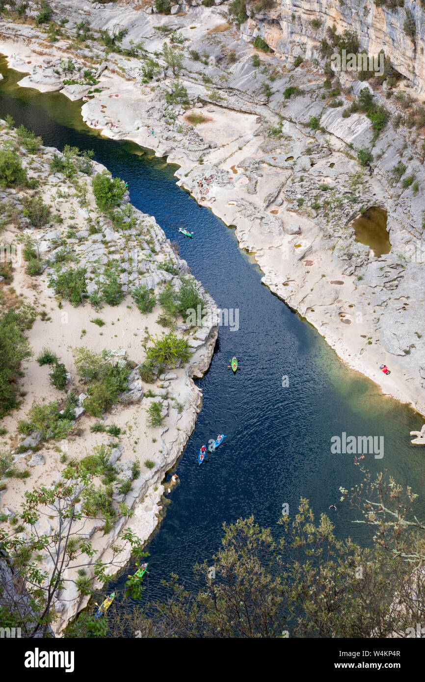 Vista del fiume Ardèche nelle Gorges de l'Ardèche da Ranc Pointu Viewpoint, Aiguèze, Auvergne-Rhone-Alpes, Provence, Francia Foto Stock