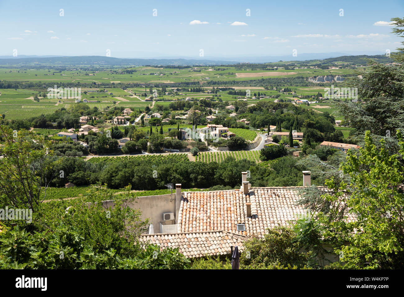 Vista sulla viticoltura campagna e villaggio, Seguret, Provence-Alpes-Côte d'Azur, in Francia, in Europa Foto Stock