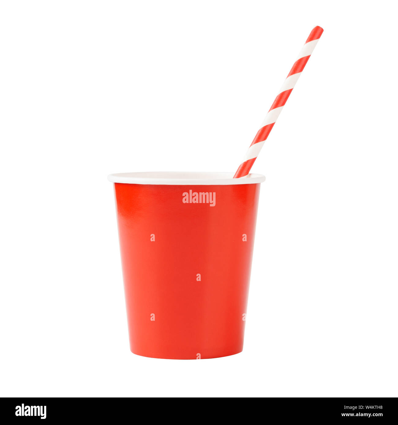 Rosso di carta usa e getta di tazza per bevande con una cannuccia. Isolato su un bianco. Foto Stock