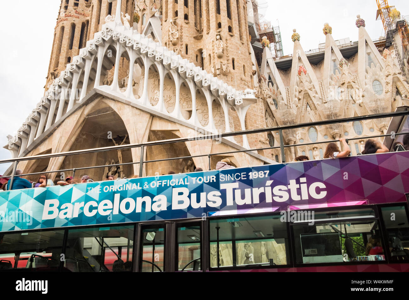 Barcellona, Spagna - 20 giugno 2019: turistico sightseeing bus davanti la sagrada familia cattedrale, simbolo del turismo di massa nella città spagnola Foto Stock